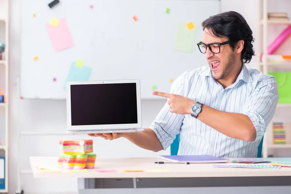 Joven diseñador masculino guapo trabajando en la oficina —  Fotos de Stock