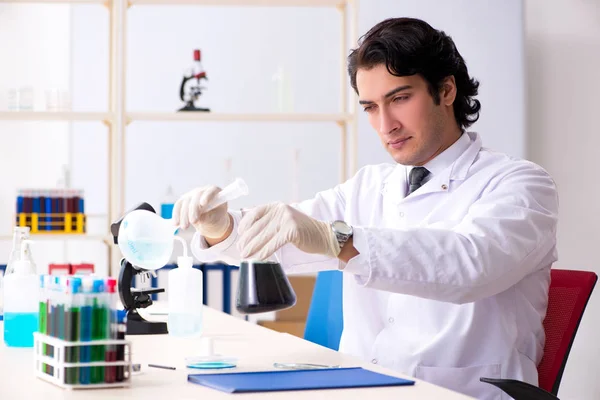 Jovem e bonito químico que trabalha no laboratório — Fotografia de Stock