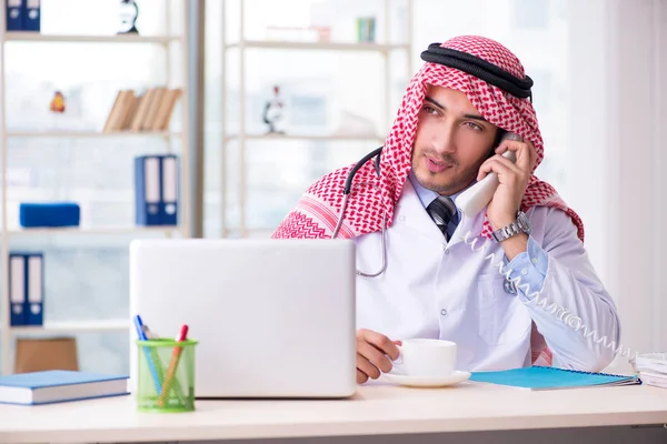 Arabische arts werkzaam in de kliniek — Stockfoto