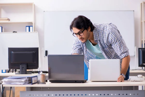 Es especialista que trabaja en la oficina — Foto de Stock