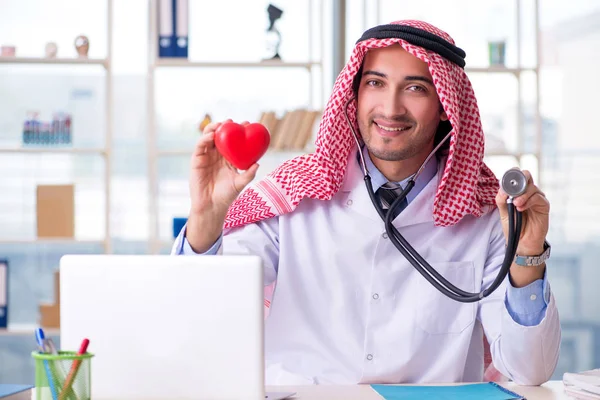 在诊所工作的阿拉伯医生心脏病专家 — 图库照片
