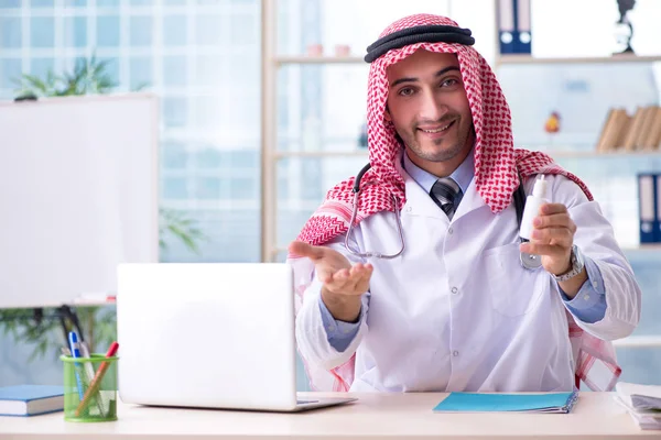 Medico arabo che lavora in clinica — Foto Stock