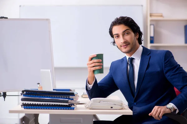 Jeune homme d'affaires beau qui travaille dans le bureau — Photo