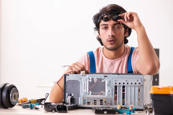 修理计算机的年轻男性承包商 — 图库照片