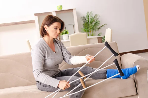 Frau leidet nach Autounfall zu Hause — Stockfoto