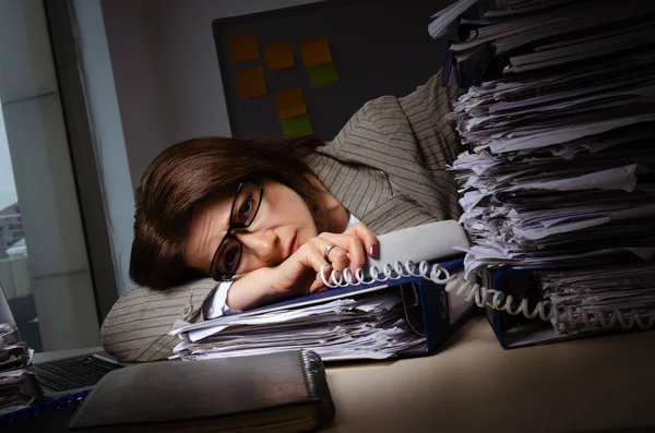 Mitarbeiterinnen leiden unter exzessiver Arbeit — Stockfoto