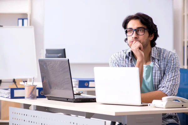 Es especialista que trabaja en la oficina —  Fotos de Stock