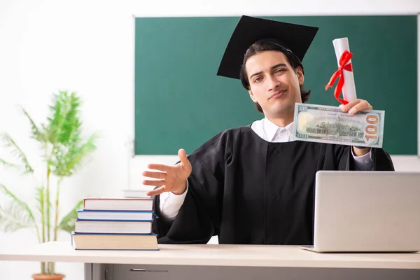 Étudiant diplômé devant le tableau vert — Photo