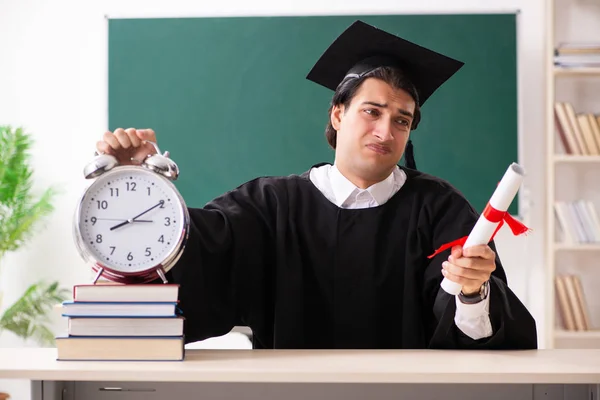 Estudante graduado na frente do quadro verde — Fotografia de Stock