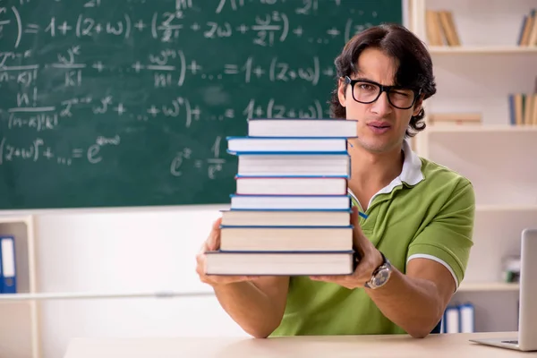 Vacker student framför svarta tavlan med formler — Stockfoto