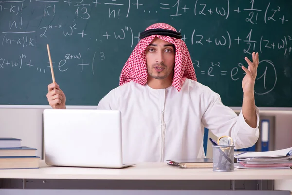 Арабські вчитель перед дошці — стокове фото