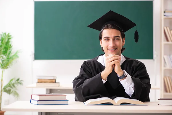 Studente laureato di fronte a bordo verde — Foto Stock