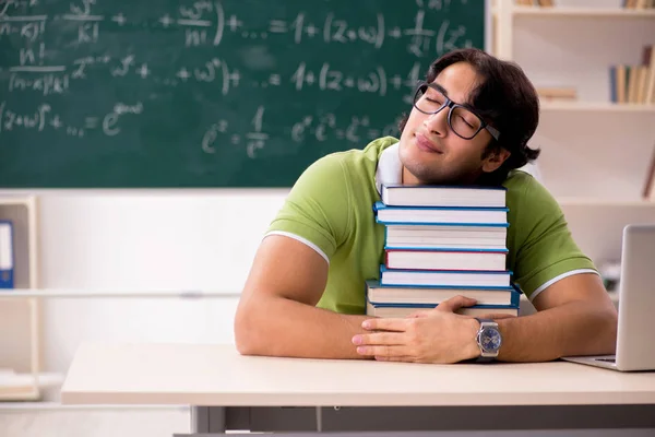 Étudiant beau devant tableau avec des formules — Photo