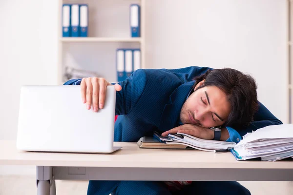 Jovem empresário bonito sentado no escritório — Fotografia de Stock