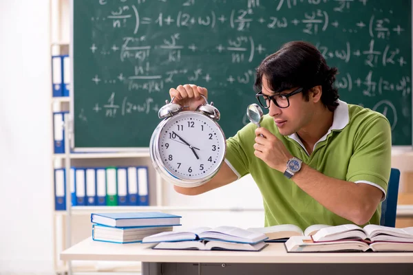 Estudiante guapo delante de pizarra con fórmulas — Foto de Stock