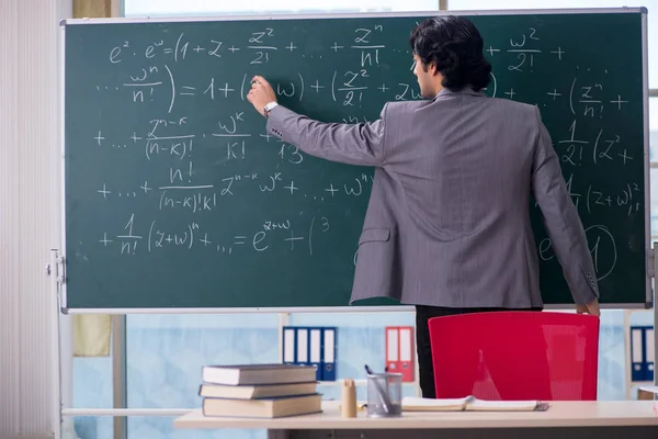年轻的英俊数学老师在教室里 — 图库照片