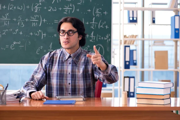 Jonge grappige wiskundeleraar voorkant schoolbord — Stockfoto