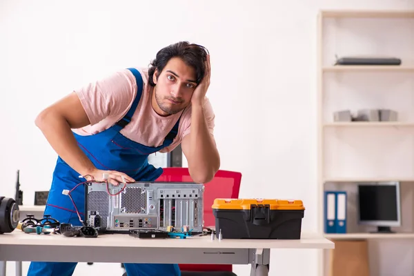 Joven contratista masculino reparación de computadoras — Foto de Stock