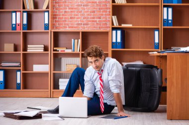 Ofiste oturan mutsuz iş adamı.