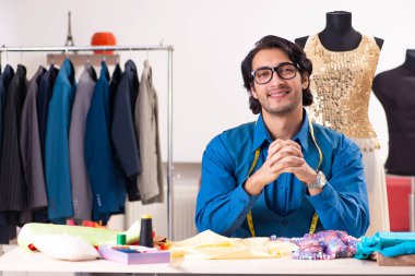 Atölyede çalışan genç bir terzi.