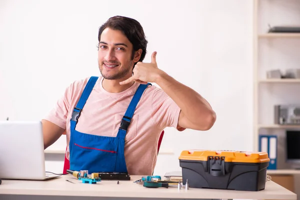 Młody mężczyzna wykonawca naprawy komputera — Zdjęcie stockowe
