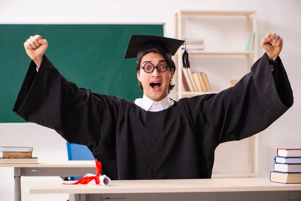 Studente laureato di fronte a bordo verde — Foto Stock