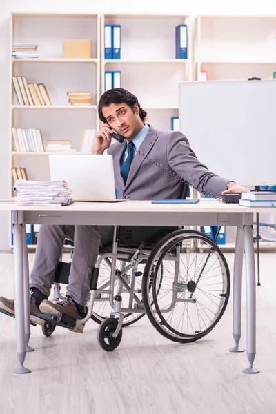 사무실에서 휠체어에 젊은 잘생긴 직원 — 스톡 사진