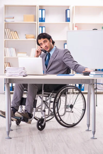 Junge hübsche Angestellte im Rollstuhl im Büro — Stockfoto