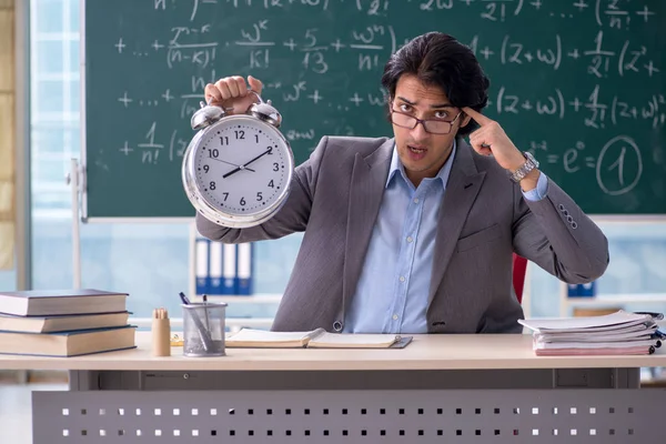 Jovem e bonito professor de matemática em sala de aula — Fotografia de Stock