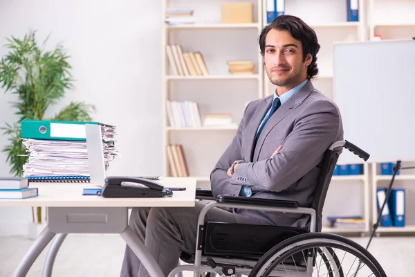 Ung snygg anställd i rullstol på kontoret — Stockfoto