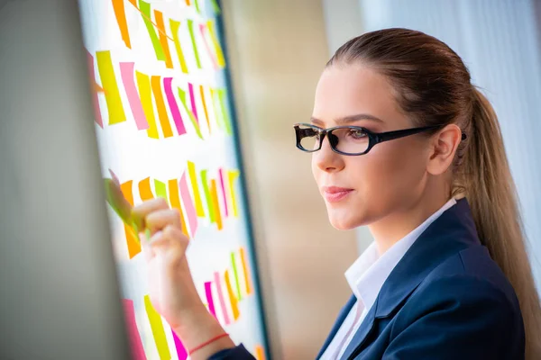 Schöne Mitarbeiterin mit vielen widersprüchlichen Prioritäten — Stockfoto