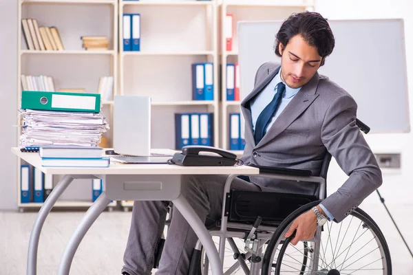 Junge hübsche Angestellte im Rollstuhl im Büro — Stockfoto