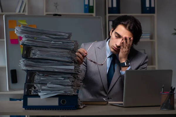 Joven empleado masculino trabajando hasta tarde en la oficina — Foto de Stock