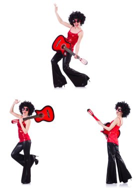 Kadında afro peruk gitar çalmak