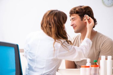 Doktor otorhinolaryngologi ziyaret işitme sorunu olan hasta