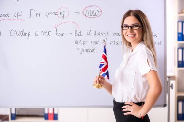 B önünde duran genç kadın İngilizce öğretmeni