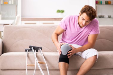 Yaralı Diz evde kurtarma ile genç adam