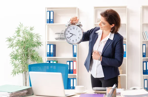 Middelbare leeftijd vrouwelijke werknemer zitten op kantoor — Stockfoto