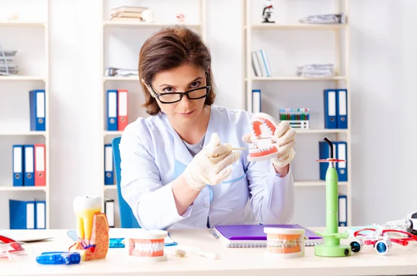 Doctora que trabaja en implantes dentales nuevos —  Fotos de Stock