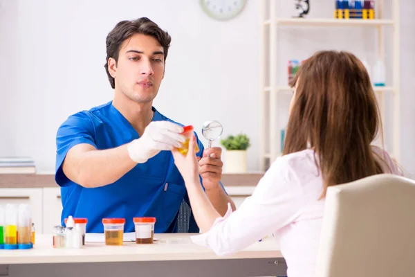 Patient besucht Arzt für Urintest — Stockfoto