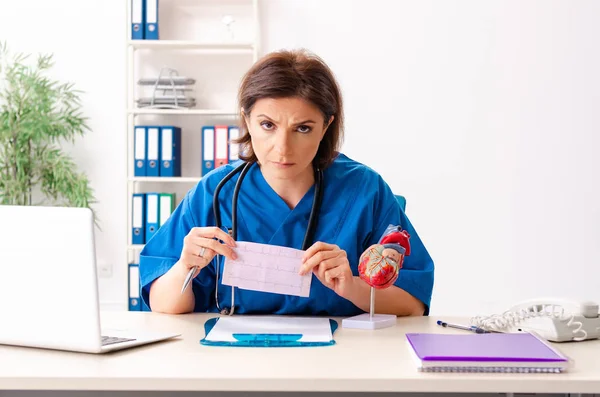 Médica cardiologista trabalhando no hospital — Fotografia de Stock