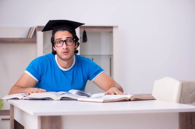 Evde Genç yakışıklı öğrenci 