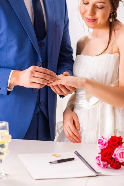 WEdding ceremoni med hustru och make — Stockfoto