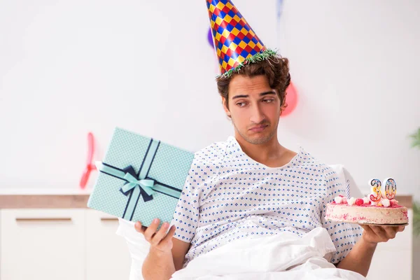 Giovane uomo che festeggia il suo compleanno in ospedale — Foto Stock