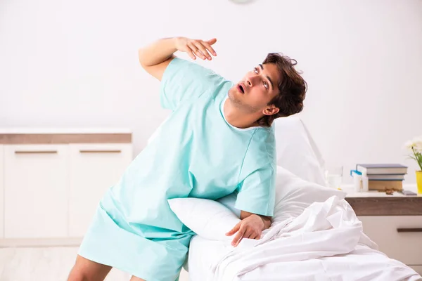 Joven hombre guapo que se queda en el hospital — Foto de Stock