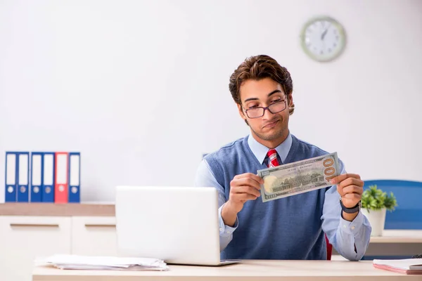 Jovem e bonito empregado que trabalha no escritório — Fotografia de Stock