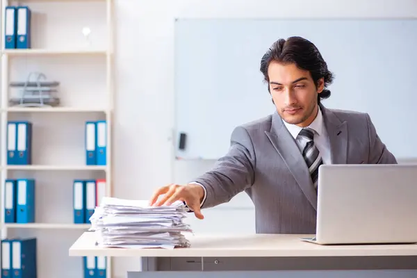 Jovem e bonito empresário empregado no escritório — Fotografia de Stock