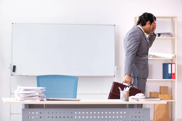 Jeune homme d'affaires beau employé dans le bureau — Photo