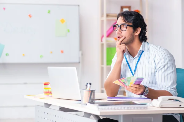 Joven diseñador masculino guapo trabajando en la oficina —  Fotos de Stock