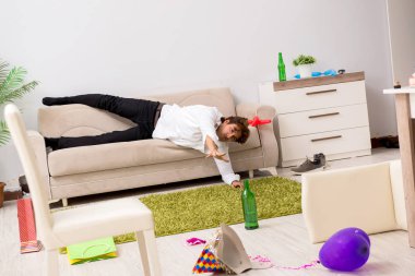 Genç adam akşamdan sonra parti 